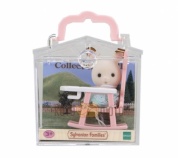 Фигурка Sylvanian Families Младенец в пластиковом сундучке Кролик в детском кресле