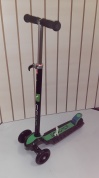 Самокат Y-Scoo Maxi Laser Show с подсветкой платформы (black/green) уценённый